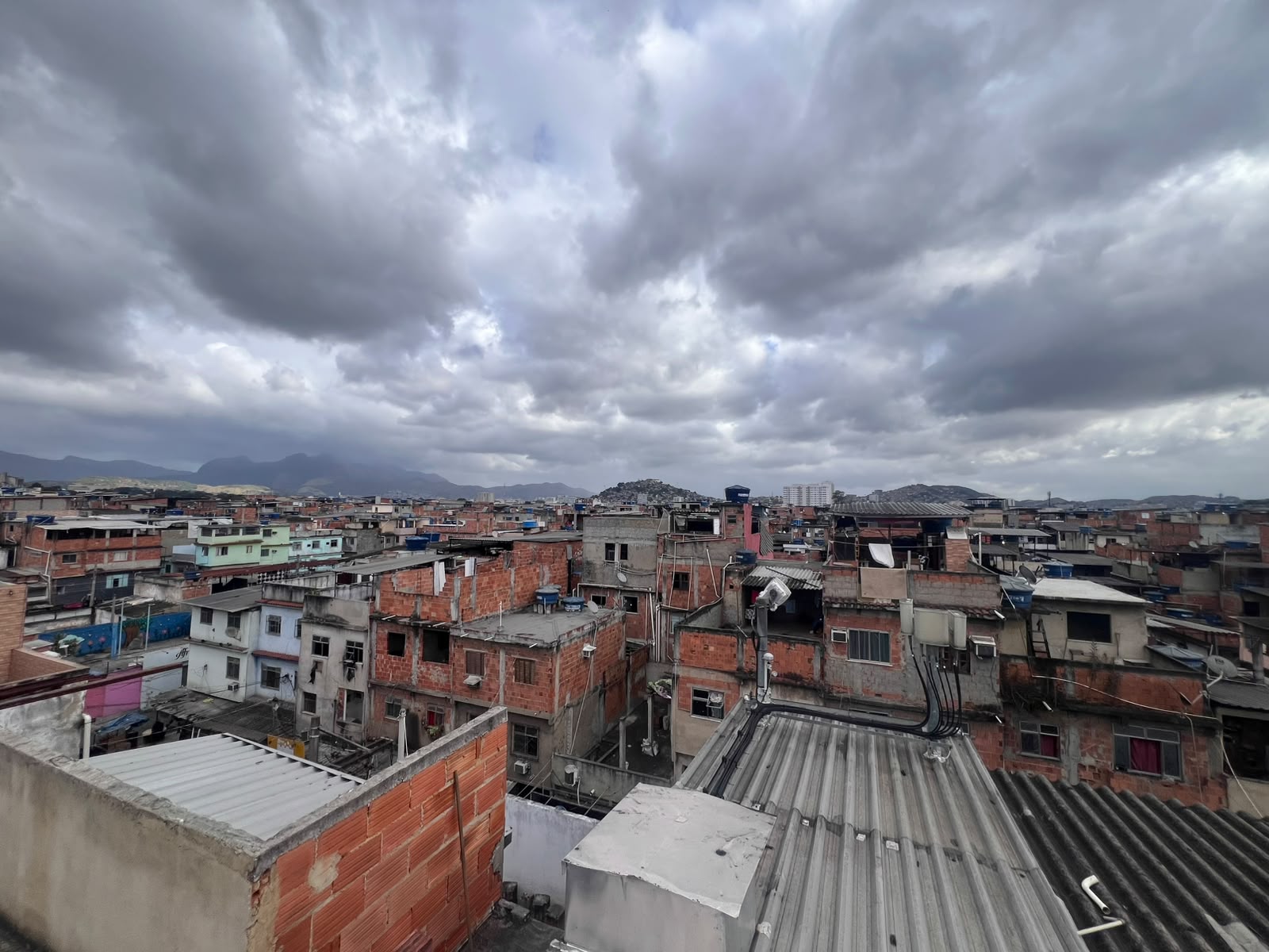Vielas e becos de comunidade carioca